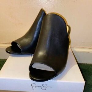 New black leather open toe heeled mule